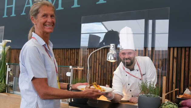 Der sympathische René Michael hat diesem VIP-Gast eine kulinarische Köstlichkeit gezaubert. Mahlzeit! (Bild: urbantschitsch mario)