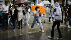 Heimische Touristen werden den berühmten Londoner Regen ab dem 2. August wieder ohne Quarantäne-Pflicht genießen dürfen. (Bild: AFP)