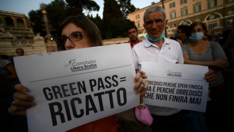 Demonstrierende auf der Piazza del Popolo in Rom (Bild: AFP/Filippo Monteforte)
