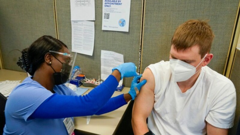 Eine Impfung gegen das Coronavirus in New York (Bild: Associated Press)