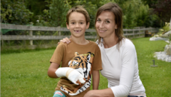 Iris Kaml mit ihrem Jonathan. Mittlerweile ist er wieder aus dem Krankenhaus entlassen. (Bild: Roland Holitzky)