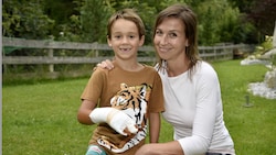 Iris Kaml mit ihrem Jonathan. Mittlerweile ist er wieder aus dem Krankenhaus entlassen. (Bild: Roland Holitzky)