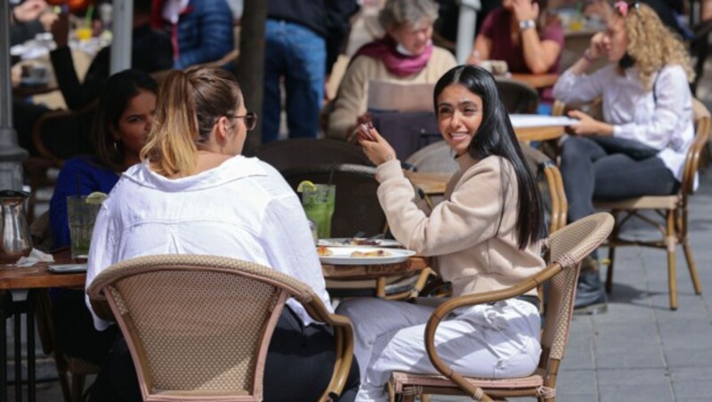 Israel hatte Bars und Restaurants für Besitzer des Grünen Passes bereits Anfang März geöffnet. Nun feiert das Impf- und Genesungszertifikat ein Comeback. (Bild: AFP)