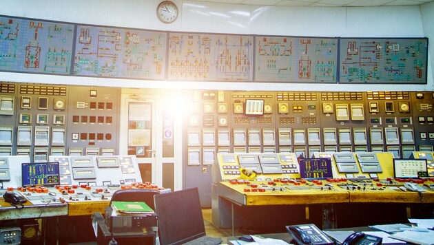 Der Kontrollraum eines Atomkraftwerks ist mit einer Unzahl von Schaltern gespickt, die nicht versehentlich betätigt werden sollten. (Bild: stock.adobe.com)