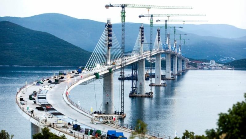 Die 2,5 Kilometer lange Brücke führt über bosnisches Territorium. (Bild: AP)