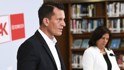 Sozialminister Wolfgang Mückstein mit AK-Präsidentin Renate Anderl während einer Pressekonferenz zum Thema „Armutskrise verhindern“ in Wien (Bild: APA/Robert Jäger)