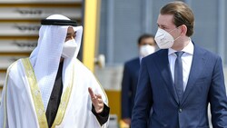 Scheich Mohammed bin Zayed Al Nahyan, Kronprinz von Abu Dhabi, wurde von Bundeskanzler Sebastian Kurz (ÖVP) am Flughafen Wien-Schwechat empfangen. (Bild: APA/HERBERT NEUBAUER)