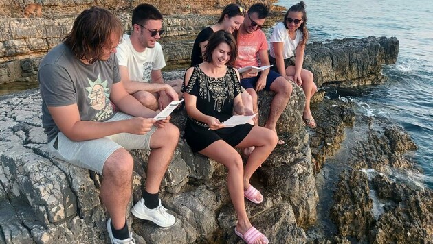 Eine Kroatisch-Sprachgruppe lernte gemeinsam an steilen Klippen und am Strand in Pula (Kroatien). (Bild: FH Burgenland)