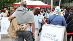 Jeder zweite Österreicher hat inzwischen beide Teilimpfungen erhalten. (Bild: APA/FRANZ NEUMAYR)