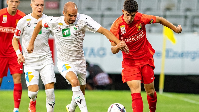 Filip Ristanic (rechts) kickt auch nächstes Jahr im Dress der Südstädter. (Bild: GEPA)