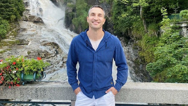 Wladimir Klitschko vor dem Touristen-Hotspot Bad Gasteiner Wasserfall. Auch der Weltstar schoss hier ein Erinnerungsfoto. (Bild: Hotel REGINA)