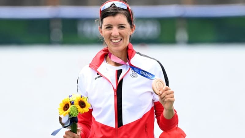 Magdalena Lobnig posiert mit ihrer Medaille. (Bild: APA/AFP/Charly TRIBALLEAU)