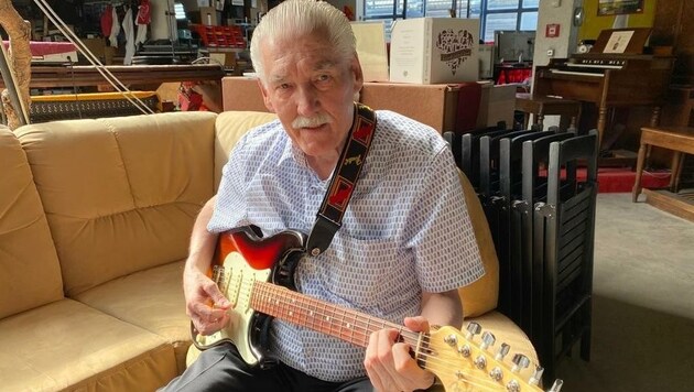 Mit 75 spielt der einstige Sologitarrist von Ricky King immer noch vier Stunden täglich die Fender Stratocaster. (Bild: Peter Kleinrath)