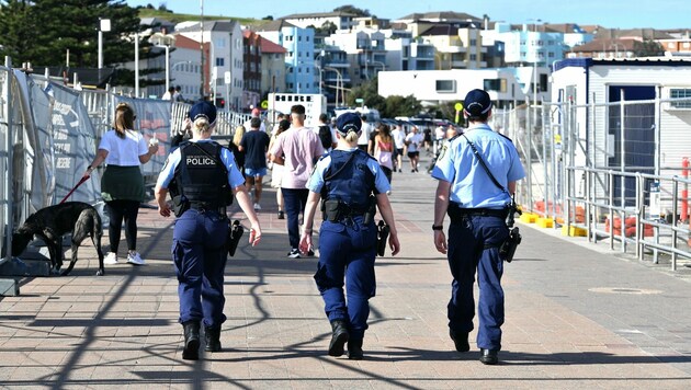 Polizisten, aber auch das Militär überwachten die Einhaltung der strengen Corona-Maßnahmen in Sydney. (Bild: AFP)