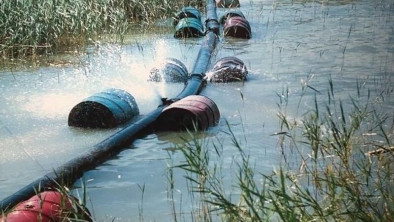 Eine große Herausforderung war die Transportleitung direkt durch den See von Rust nach Illmitz. (Bild: Titz/ Wasserleitungsverband)