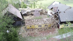 Nach heftigen Gewittern wurde in der Nacht auf Mittwoch in Schalchen in Oberösterreich ein Haus völlig zerstört. (Bild: APA/Manfred Fesl)