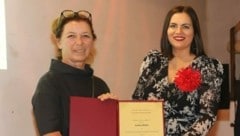 Anlässlich „100 Jahre Burgenland“ wurde Eveline Lehner (links) von Landeshauptmann-Stellvertreterin Astrid Eisenkopf der Sonderpreis für ein besonders prägendes Kulturbauwerk überreicht. (Bild: Landesmedienservice Burgenland)