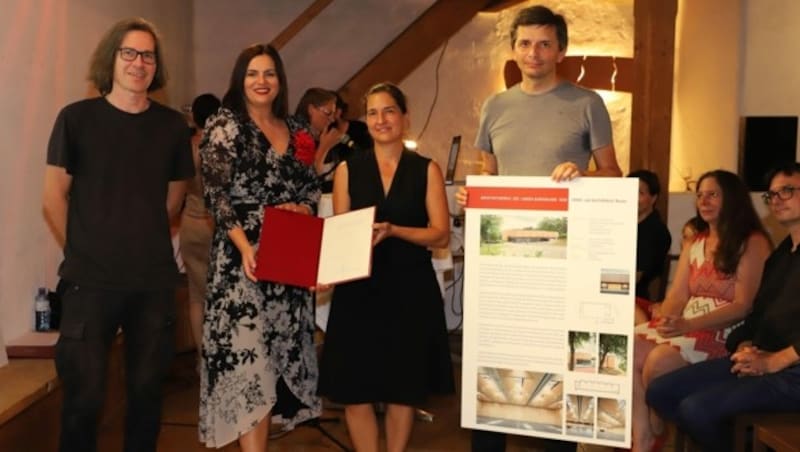 Das Team von juri troy architects erhielt den Architekturpreis für den Streckhof mit Schnapsbrennerei in Weingraben. (Bild: Landesmedienservice Burgenland)