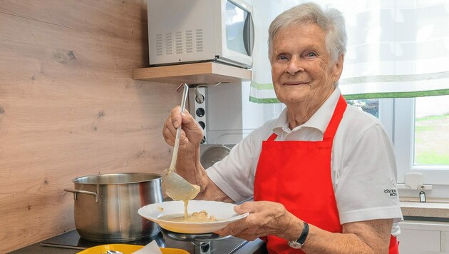 Berta Schmid (93) verteilt im Steyrer Rotkreuz-Stüberl Mahlzeiten an Menschen in Not. (Bild: ÖRK / Jack Haijes)