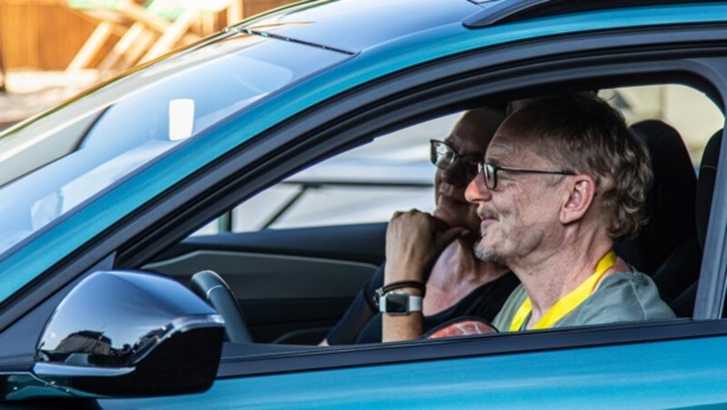 Kritischer Blick des Autors auf die verspielte Display-Grafik des neuen Peugeot-i-Cockpits, hier mit Deutschland-Pressesprecherin Silke Rosskothen (Bild: Stefan Anker/GCOTY/German Car Awards)