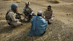 US-Soldaten befragen auf dieser Archivaufnahme aus dem Jahr 2009 einen Einheimischen mithilfe eines afghanischen Dolmetschers. (Bild: AP)