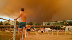 Betroffen von den enormen Waldbränden sind auch Ferienregionen an der Küste - wie hier Bilder vom Strand nahe der Stadt Manavgat zeigen. (Bild: AFP/Ilyas AKENGIN)