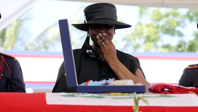 Két és fél évvel Jovenel Moise haiti elnök meggyilkolása után 51 feltételezett bűntárs ellen emeltek vádat - köztük az államfő özvegye ellen (a képen a férje temetési szertartásán). (Bild: AFP )