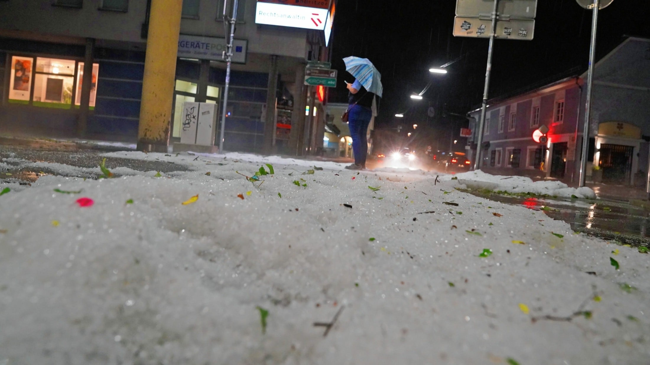 Helfer Im Dauereinsatz - Großes Aufräumen Nach Dem Unwetter-Chaos In ...