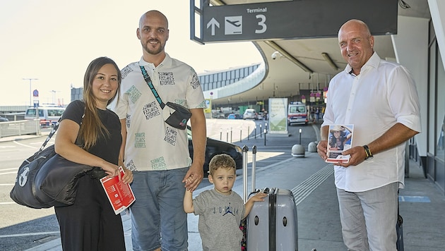 AKNÖ-Präsident und ÖGB NÖ-Vorsitzender Markus Wieser unterstützte heute die Konsumentenschützer am Flughafen um den Reisenden bei Problemen mit Rat und Tat zur Seite zu stehen. (Bild: photonews.at/Georges Schneider)