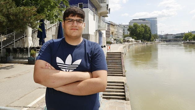 Lebensretter Justin an der Unglücksstelle beim Donaukanal (Bild: Klemens Groh)