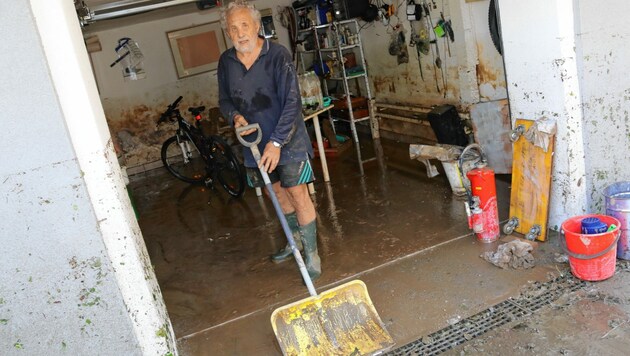 Rudolf Ladinek beseitigt die Spuren der Nacht: Mehr als einen Meter hoch stand das Wasser in seiner Garage. (Bild: Christian Jauschowetz)