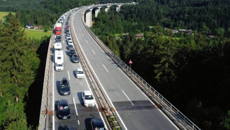 Eine schier endlose Blechlawine wälzt sich seit Donnerstagabend quer durch Kärnten. Am Grenzübergang Karawankentunnel heißt es dann für die Reisenden: „Bitte warten!“ Auch am Samstag bildete sich auf der A11 ein 14 Kilometer langer Stau, der bis zum Knoten Villach zurückreichte. Um den langen Wartezeiten zu entgehen, versuchen viele Autofahrer, über Bundes- und Landesstraßen auszuweichen - jedoch mit mäßigem Erfolg. Auch auf der Katschbergstraße kamen sie nur im Schritttempo weiter. (Bild: Hermann Sobe)