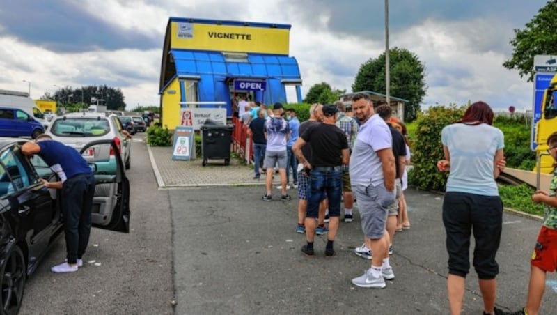 Am Grenzübergang Suben zeigte sich am Samstag fast schon ein gewohntes Bild. Richtung Deutschland konnte man problemlos über die Grenze fahren, aber bei der Einreise nach Österreich staute es sich gewaltig. Viele der Urlauber mussten sich erst eine Vignette für die österreichische Autobahn kaufen, auch da war Geduld gefordert. Und der Verkehr zog sich bis zur Ausreise von Oberösterreich beim Bosrucktunnel Richtung Steiermark. Aufgrund der Überlastung kam es zur Blockabfertigung und vor der Mautstelle zu mindestens 40 Minuten Zeitverlust. (Bild: Pressefoto Scharinger)