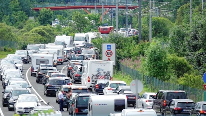 Die Reisewelle am Samstag hat sich auch durch Teile Tirols gewälzt. Während es auf der Brennerautobahn relativ ruhig war, war entlang der Fernpassstraße die Hölle los. Die B179 wurde ihrem Ruf als staureichste Straße Österreichs wieder einmal mehr als gerecht. Zwischen dem Grenztunnel Füssen/Vils und Nassereith gab es teilweise kein Weiterkommen, es gab stundenlange Verzögerungen. Das Bild oben zeigt die Situation zwischen Vils und Reutte. Im weiteren Verlauf gab es dann wie immer Blockabfertigung vor dem Lermooser Tunnel. Erst am Samstagabend besserte sich die Lage. (Bild: zoom.tirol)