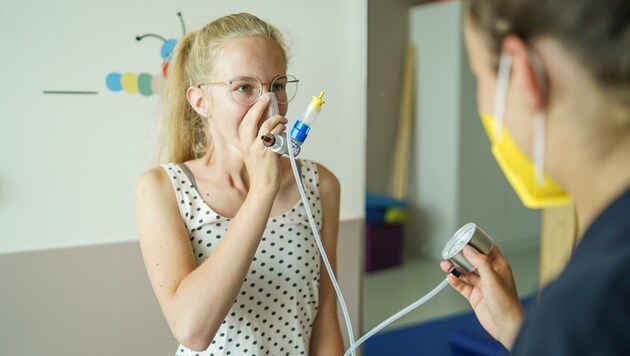 Katharina machte im Rehazentrum Atemübungen. (Bild: Wenzel Markus)