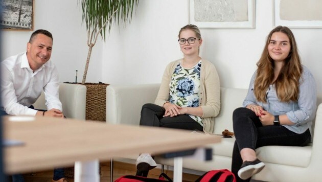 Hergovich im Gespräch mit Jana und Tina, die im Juli ihr Praktikum in der Landtagsdirektion absolviert haben. (Bild: SPÖ Klub)