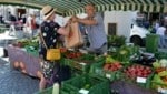 Ein Einkauf von Obst und Gemüse auf dem Wochenmarkt ist nicht nur persönlicher, sondern auch gut für die Umwelt. (Bild: Charlotte Titz)