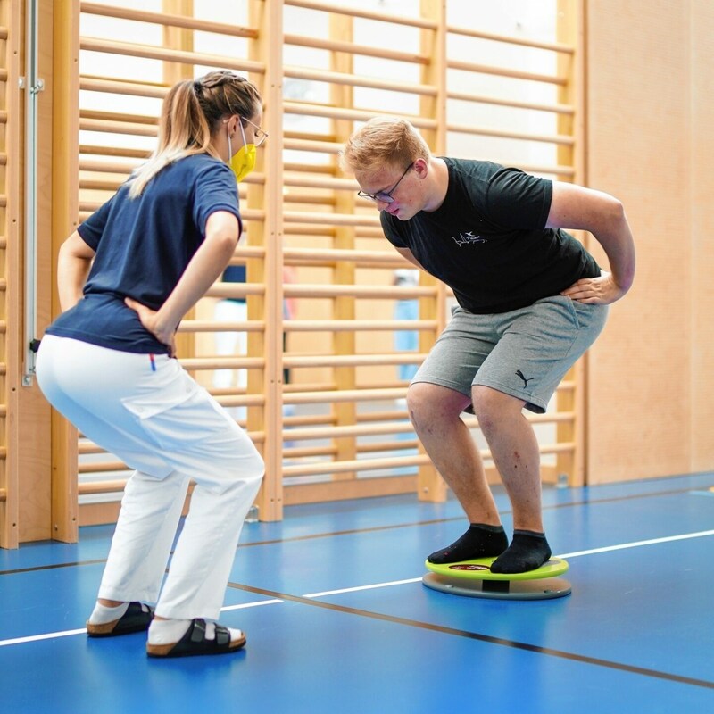 Matthias musste nach seinem langen Spitalsaufenthalt neu lernen, sich zu bewegen. Die Maßnahmen im Rehazentrum brachten bei ihm Erfolg: „Ich fühle mich wieder fit.“ (Bild: Markus Wenzel)