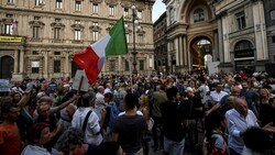 Zahlreiche Italiener demonstrierten in den vergangenen Wochen häufig gegen die verschärften Anti-Corona-Regelungen. (Bild: AP)