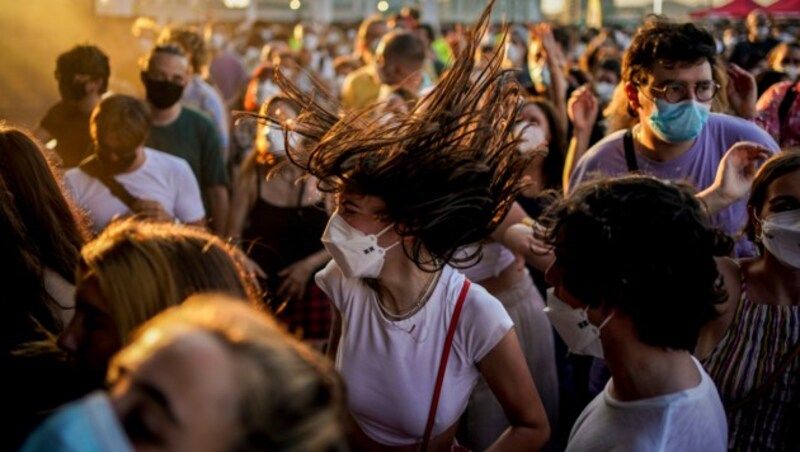 Mit dem Fortschritt bei den Impfkampagnen kehrt langsam wieder das soziale Leben mitsamt Musik-Festivals zurück. (Bild: AP/Joan Mateu)