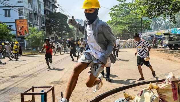 Die Menschen in Myanmar beklagen eine mangelnde Perspektive - immer wieder kommt es zu Protesten gegen die Militärregierung. (Bild: AFP/STR)