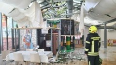 Ein Baum krachte diesen Sommer nach einem Sturm in den Indoorspielplatz in Eisenstadt. (Bild: Freiwillige Stadtfeuerwehr Eisenstadt)