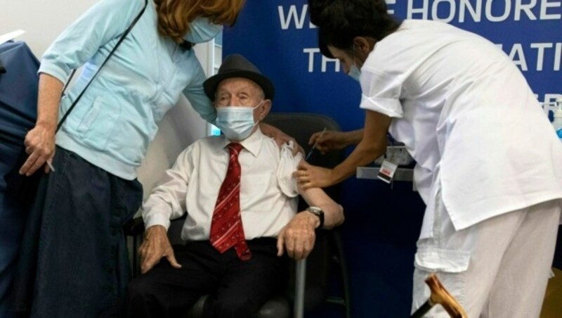 Israel: Yehuda Widawsky, 102 Jahre alt, erhält seine dritte Corona-Impfung. (Bild: AP Photo/Sebastian Scheiner)