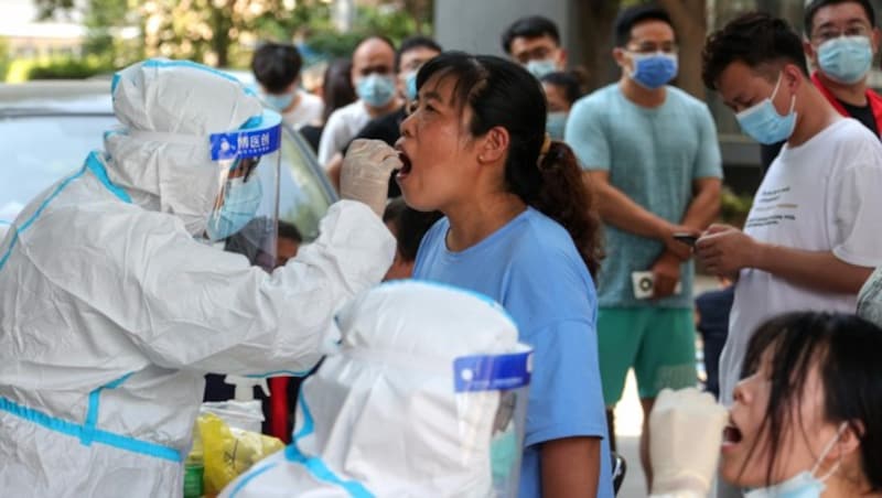 Covid-Test in Zhengzhou (Bild: AFP)