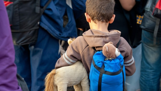 Unter den Flüchtlingen sind auch zahlreiche Kinder und Jugendliche, die ganz allein, ohne Eltern, unterwegs sind. (Bild: ©Lydia Geissler - stock.adobe.com)