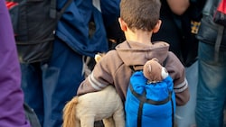 Unter den Flüchtlingen sind auch zahlreiche Kinder und Jugendliche, die ganz allein, ohne Eltern, unterwegs sind. (Bild: ©Lydia Geissler - stock.adobe.com)