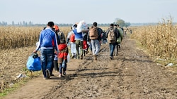 Unter den Flüchtlingen befinden sich auch zahlreiche Minderjährige, die ganz allein unterwegs sind. (Symbolfoto) (Bild: ©Ajdin Kamber - stock.adobe.com)
