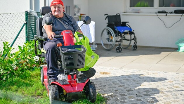 Franz A. (64) ist seit dem Schlaganfall gelähmt. Der Überfall soll auf der Terrasse stattgefunden haben. (Bild: Alexander Schwarzl)