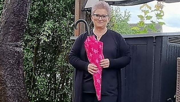 Die mutige Manuela (51) und ihr pinkfarbener Regenschirm (Bild: zVg)