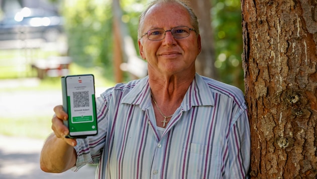 Pensionist Robert Schmidt kann nicht nach Kroatien auf Urlaub fahren, obwohl sein Grüner Pass im Inland offiziell gültig ist. (Bild: Tschepp Markus)